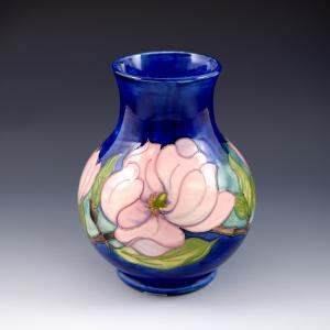 Vase mit Magnolienblüten